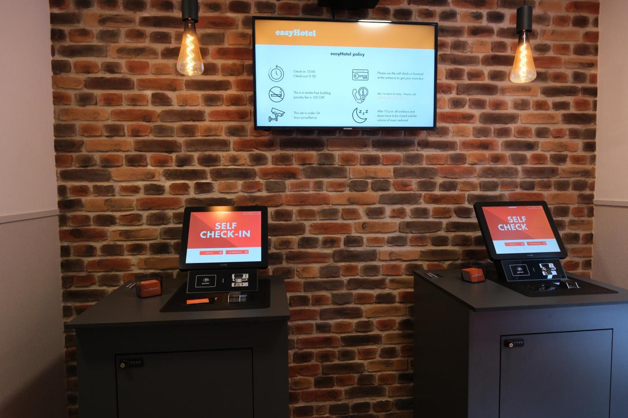 Easyhotel Zuerich Main Station Buitenkant foto
